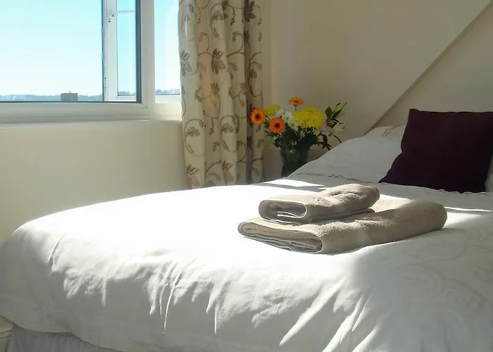 Harlequin Guest House With Parking
